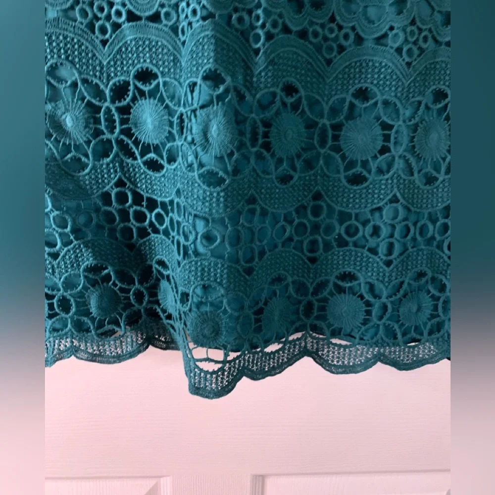 Elegant Emerald /Teal Loft Lace Dress - Picture 4 of 12
